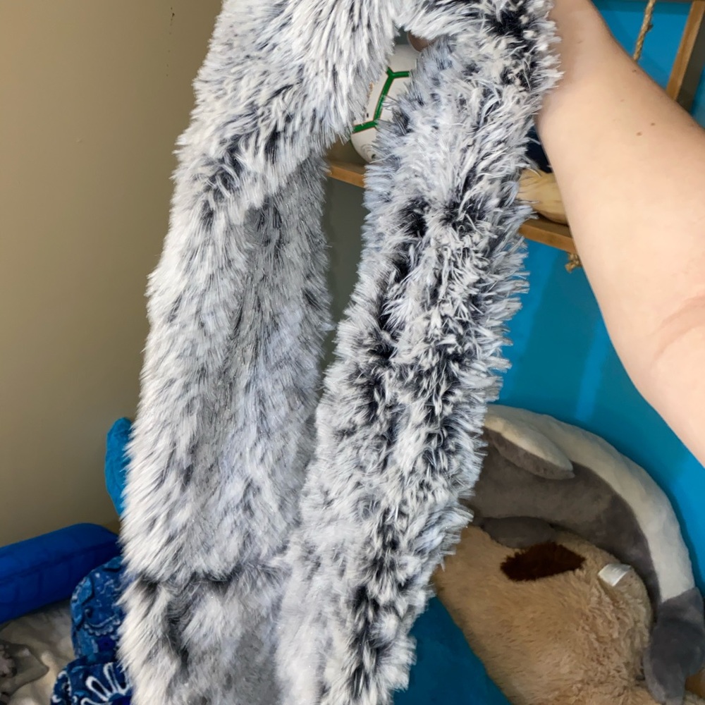 Gray scarf - Picture 2 of 2